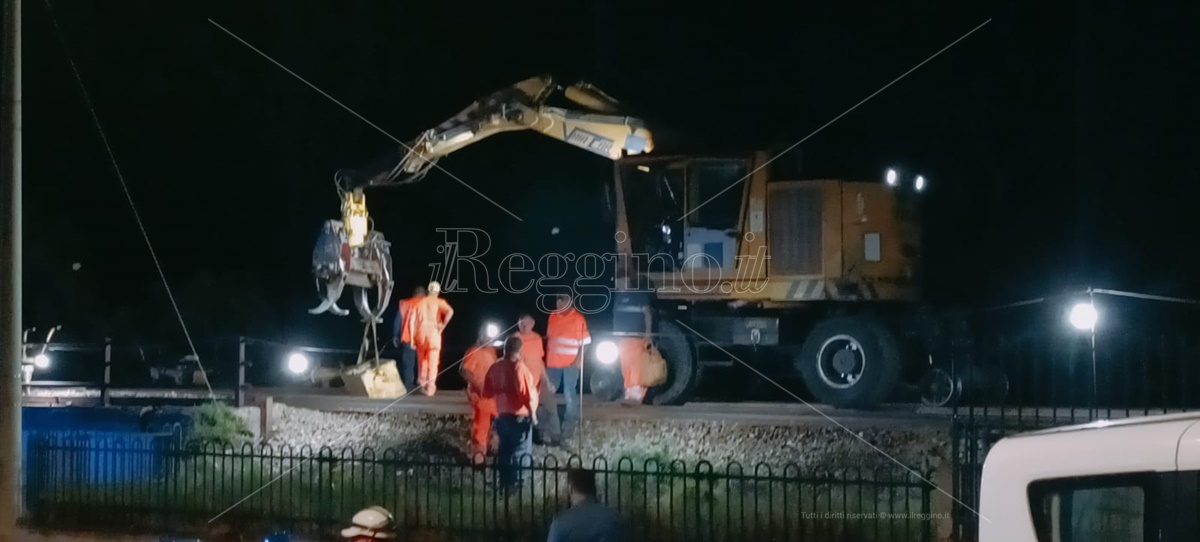 Condofuri, tre operai feriti dopo un volo di 4 metri da un cavalcavia ferroviario – FOTOGALLERY e VIDEO
