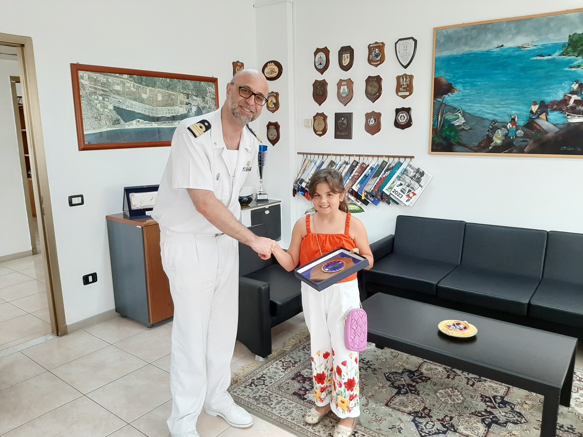 Gioia Tauro, la piccola Noemi incontra i suoi “Super Coastguard” alla Capitaneria di porto