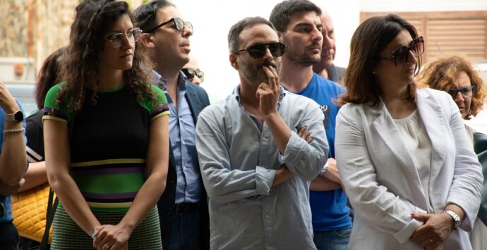 Villa San Giovanni, la città con il sindaco Caminiti: «L’atto indegno ha colpito anche noi» FOTOGALLERY
