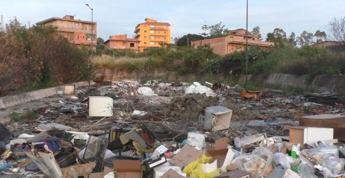 Reggio, rifiuti ad Arghillà: nonostante i cassonetti ancora discariche per strada – FOTO e VIDEO