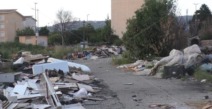 Reggio, rifiuti ad Arghillà: nonostante i cassonetti ancora discariche per strada – FOTO e VIDEO