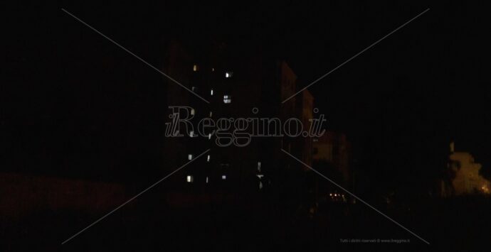 Reggio, ancora avvolto dall’oscurità parte del Rione Marconi … nonostante gli interventi dell’Enel – FOTO e VIDEO