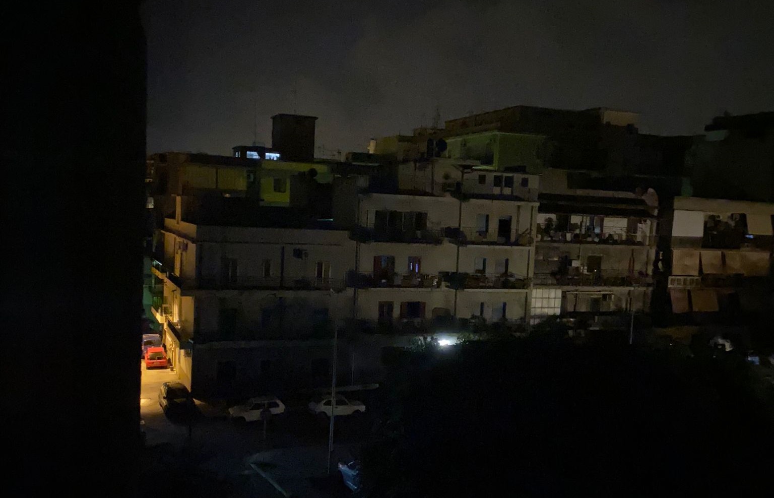 Reggio, l’oscurità regna al rione Marconi: residenti segnalano ma interventi Enel inconcludenti – FOTO