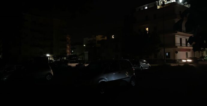 Reggio, l’oscurità regna al rione Marconi: residenti segnalano ma interventi Enel inconcludenti – FOTO