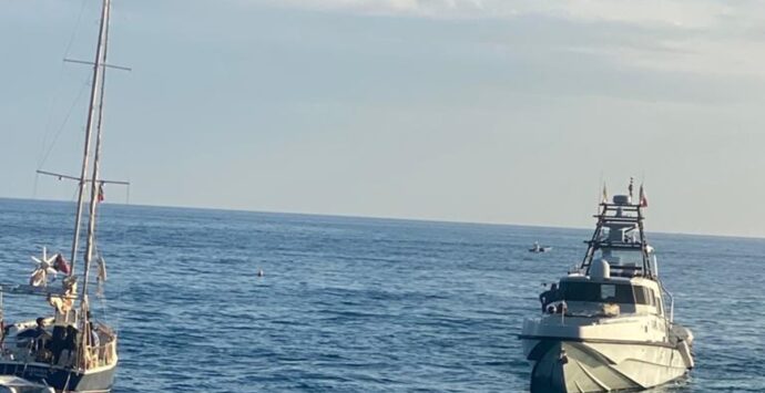 Bova Marina, Guardia di finanza scorta fino alla riva una barca con migranti a bordo -VIDEO