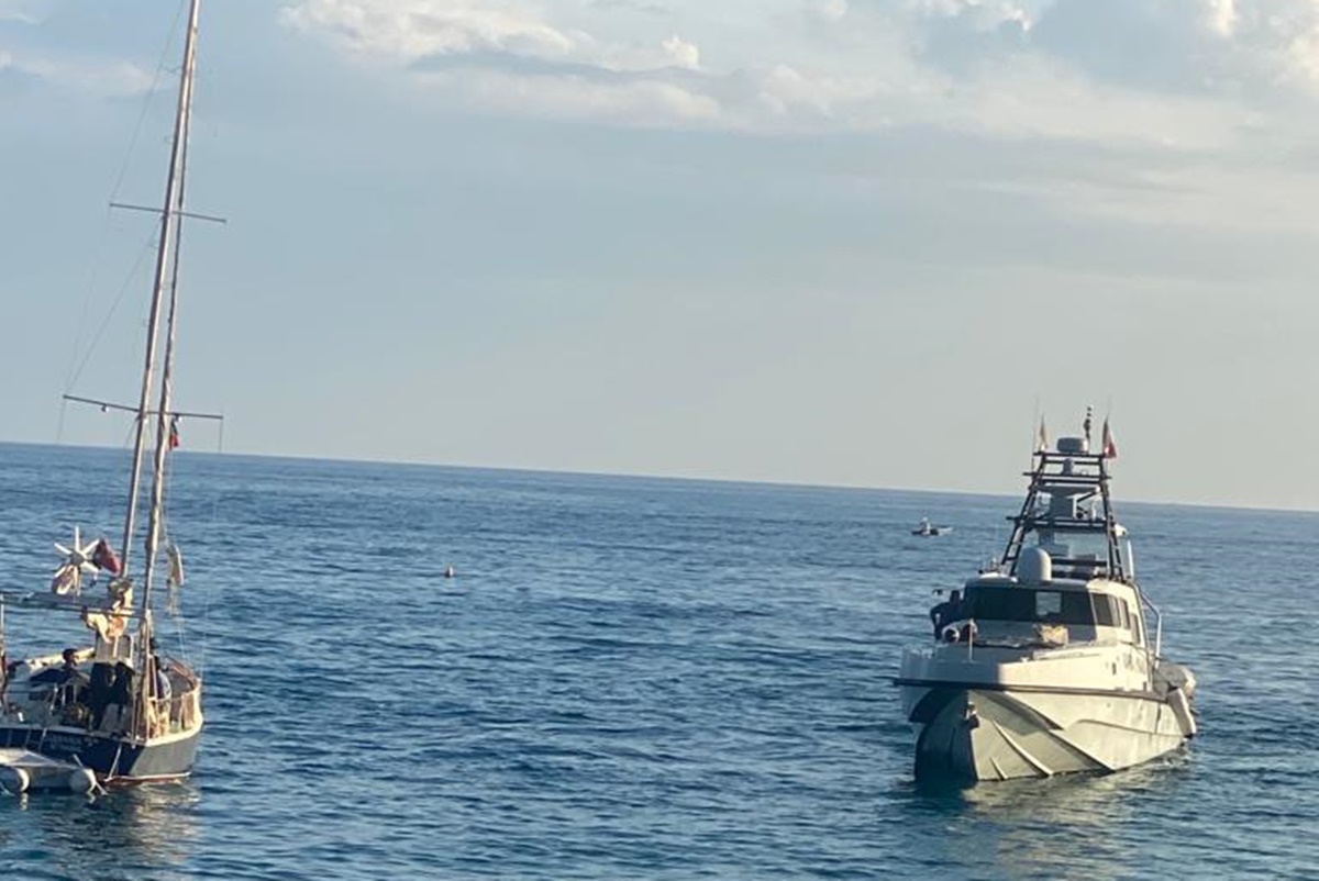 Bova Marina, Guardia di finanza scorta fino alla riva una barca con migranti a bordo -VIDEO