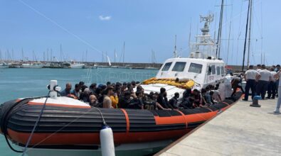 Roccella Ionica, in arrivo al porto 200 migranti soccorsi in mare