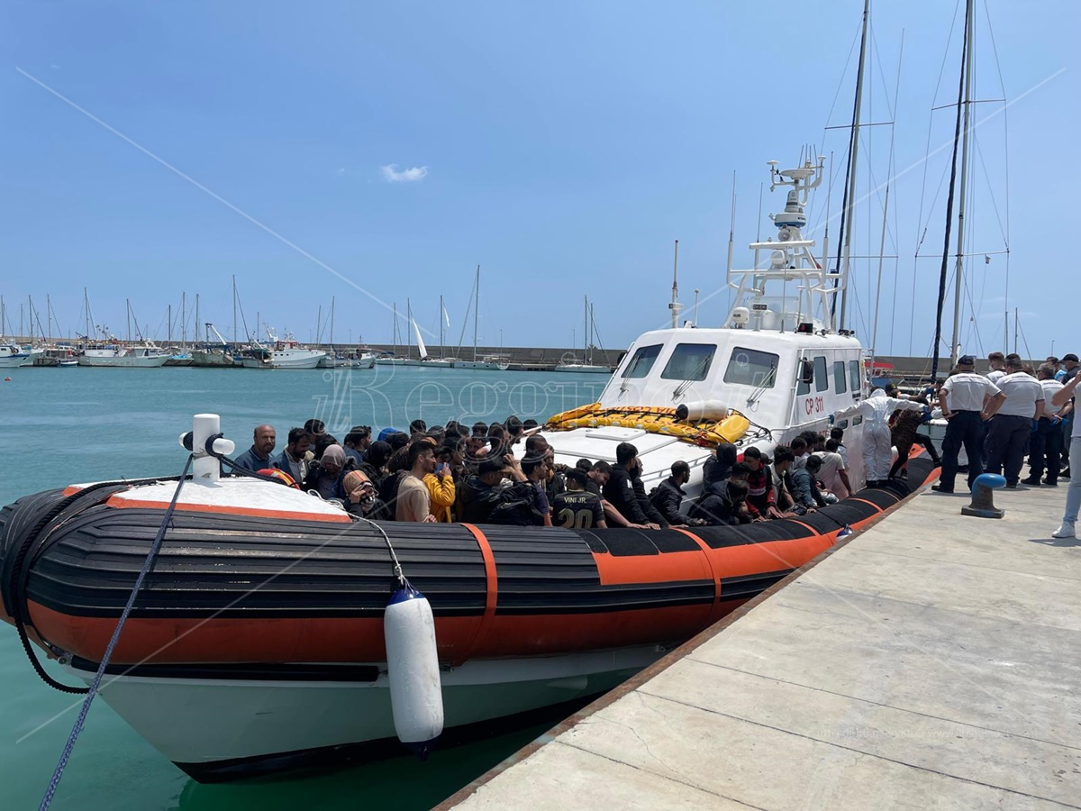 Roccella Ionica, in arrivo al porto 200 migranti soccorsi in mare