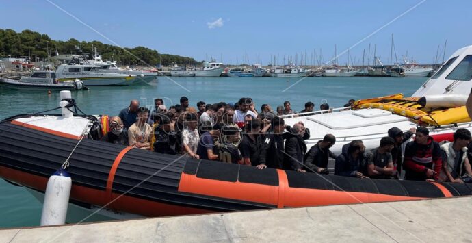 Roccella, terzo sbarco in una settimana: soccorsi circa 100 migranti – VIDEO e FOTO