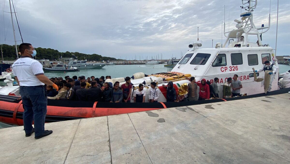 Roccella, secondo sbarco in due giorni: soccorsi 86 migranti