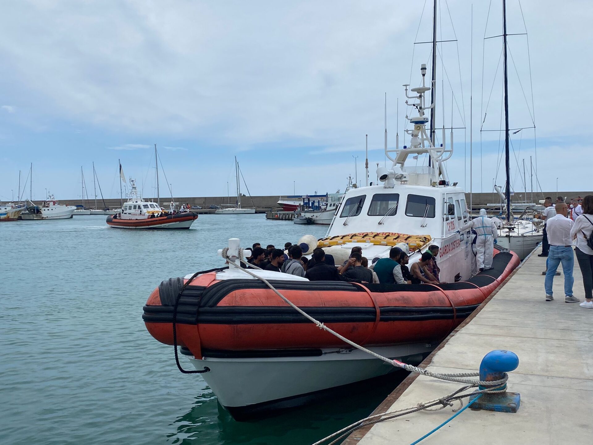 Roccella, gli sbarchi non si fermano: soccorsi 80 migranti