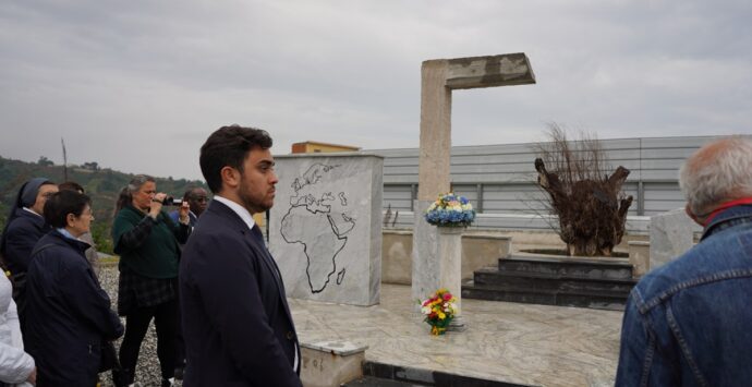 Reggio, al cimitero di Armo il ricordo delle vittime del mare. Quartuccio: «Città di accoglienza»