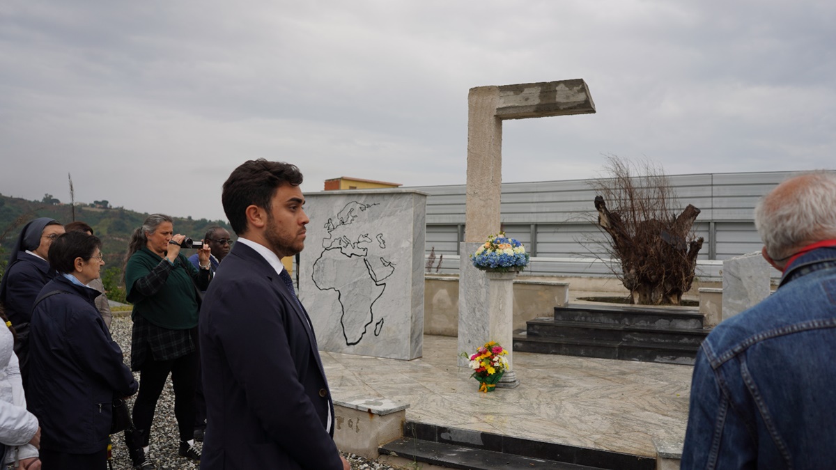 Reggio, al cimitero di Armo il ricordo delle vittime del mare. Quartuccio: «Città di accoglienza»