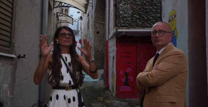 Borgo Croce, Versace dopo la visita: «Un luogo da valorizzare e sostenere» – VIDEO