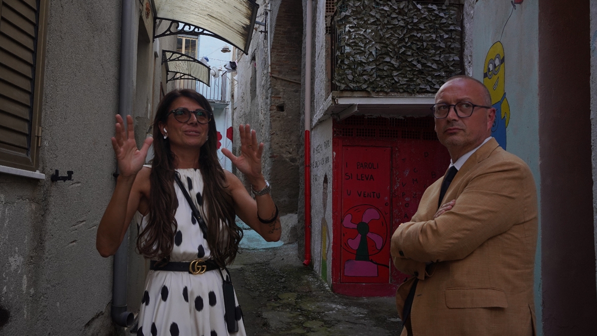 Borgo Croce, Versace dopo la visita: «Un luogo da valorizzare e sostenere» – VIDEO