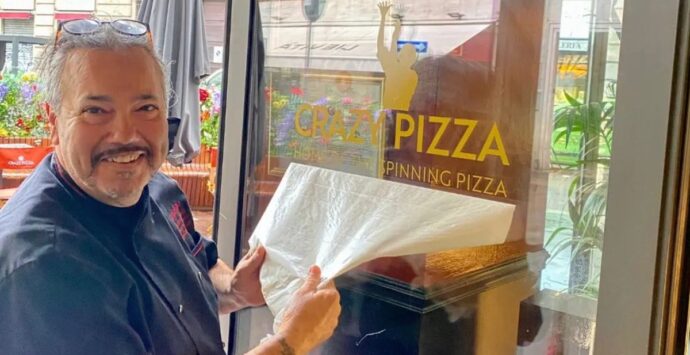 Il pizzaiolo reggino Giorgio Riggio nella hit “La discoteca italiana”