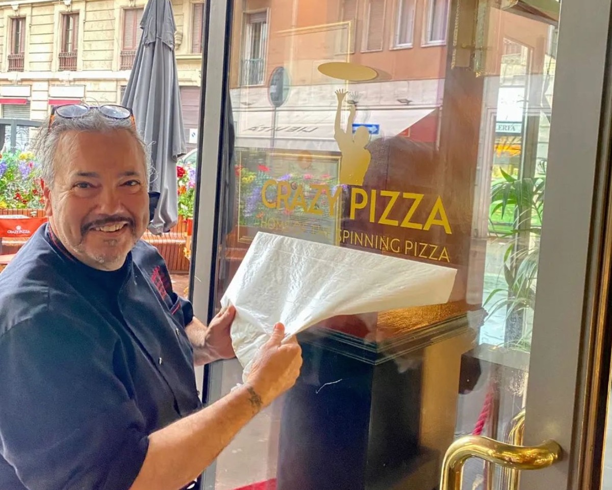 Il pizzaiolo reggino Giorgio Riggio nella hit “La discoteca italiana”