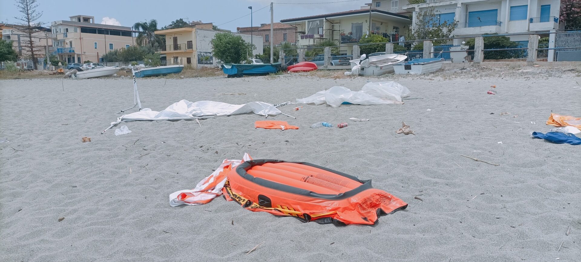 Bova Marina, dopo la giornata ecologica spiaggia ancora invasa dai rifiuti