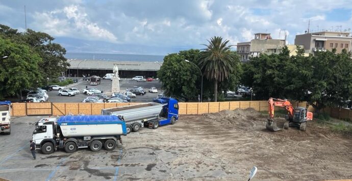 Piazza Garibaldi a Reggio, le ruspe al lavoro per liberare il sito – VIDEO E FOTOGALLERY