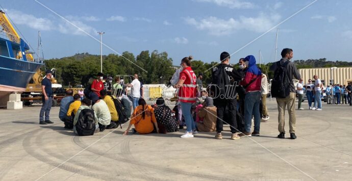 Roccella, proseguono gli sbarchi: soccorsi 57 migranti – VIDEO