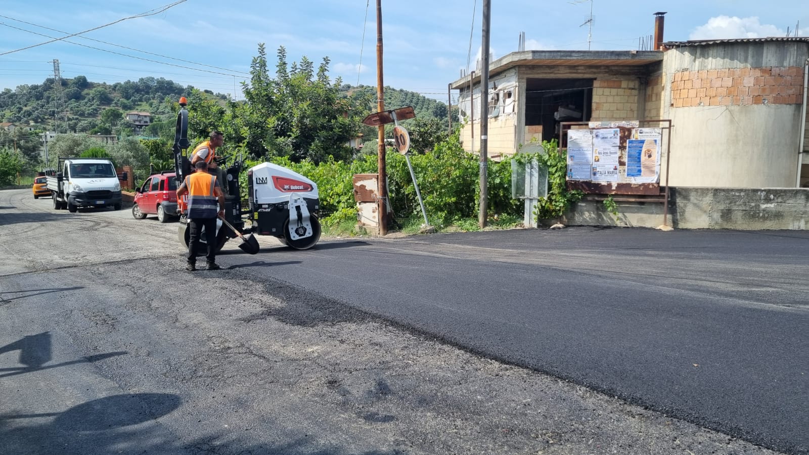 Lavori in corso per il rinnovamento del manto stradale tra i Comuni di Benestare e San Luca