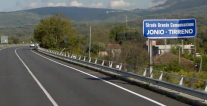 Incidente sulla Jonio-Tirreno, tre feriti: uno è in gravi condizioni