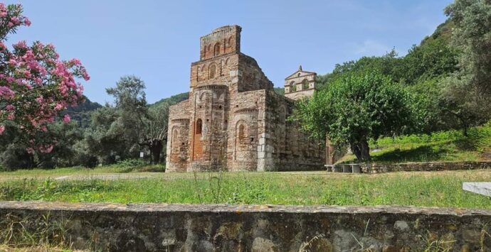 Staiti, la chiesa abbaziale dei Tridetti ripulita da Calabria Verde