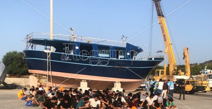 Migranti, nuovo sbarco nella Locride: soccorse a Roccella Jonica 91 persone