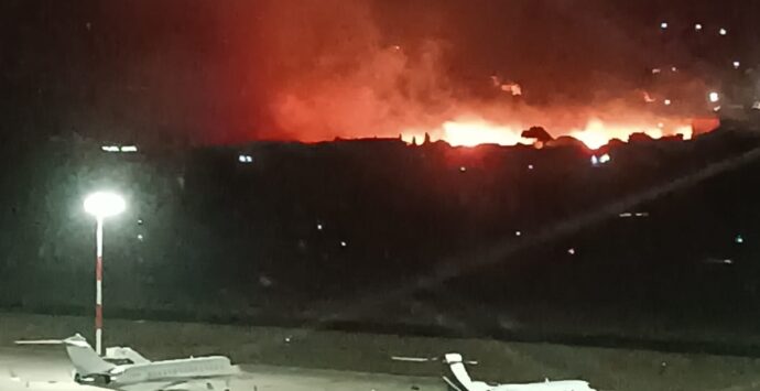 Allarme incendi, aeroporto di Palermo riapre ma solo per voli in partenza