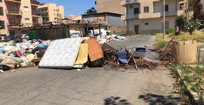 Reggio, barricate di rifiuti al rione Marconi. Ma chi protesta? – FOTO e VIDEO