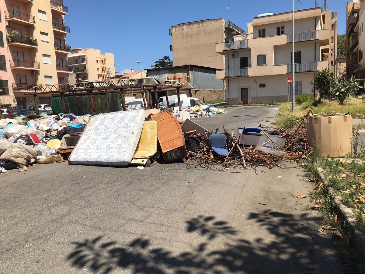 Reggio, barricate di rifiuti al rione Marconi. Ma chi protesta? – FOTO e VIDEO