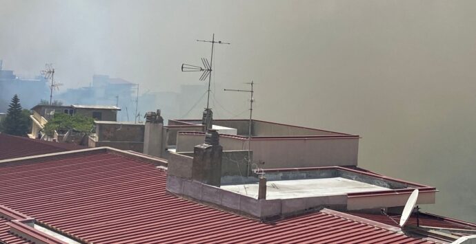 Allarme incendi, a Mosorrofa una coltre di fumo avvolge le case – VIDEO