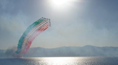 Il cielo e la luce dello Stretto stregano piloti e vertici dell’Aeronautica: «Reggio è un posto meraviglioso»