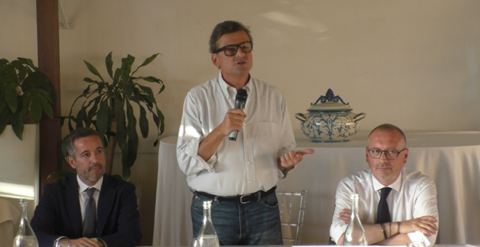 Reggio, Calenda rilancia Versace e Azione: «No ai populisti, noi siamo pragmatici»