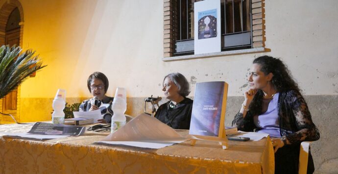 A Scilla Annarosa Macrì presenta il suo romanzo “Sarti volanti”