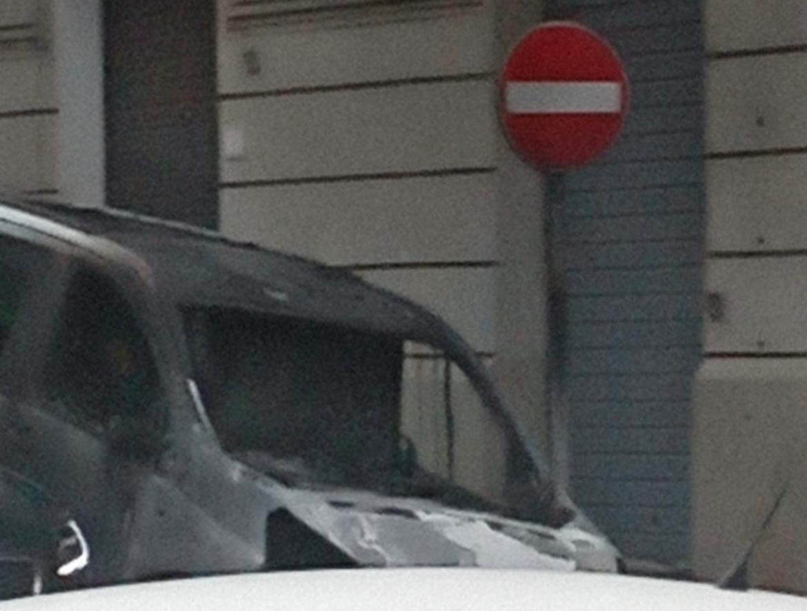 Reggio, incendiato nella notte il furgone della ditta Scevola: indaga la polizia