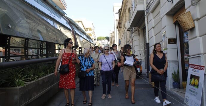 A Reggio la passeggiata Liberty tra palazzi, botteghe e Tritoni, le istituzioni: «Orgogliosi di voi cittadini» – FOTO