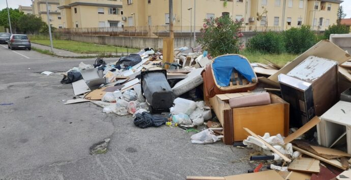 Reggio, ad Arghillà ancora un’estate nella morsa dei rifiuti e dell’assenza di acqua – FOTO e VIDEO