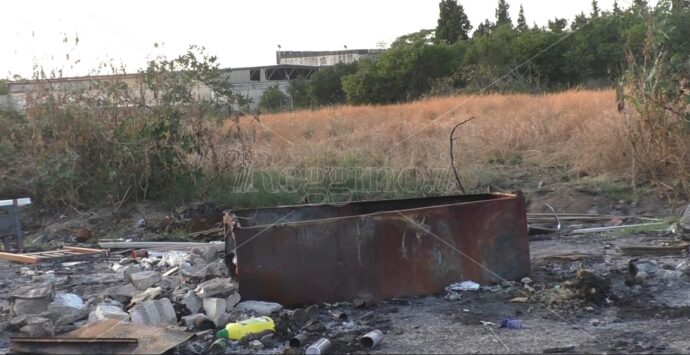 Reggio, a Mortara residenti indignati: «Non vogliamo più vivere tra i rifiuti, le istituzioni intervengano» – FOTOGALLERY e VIDEO