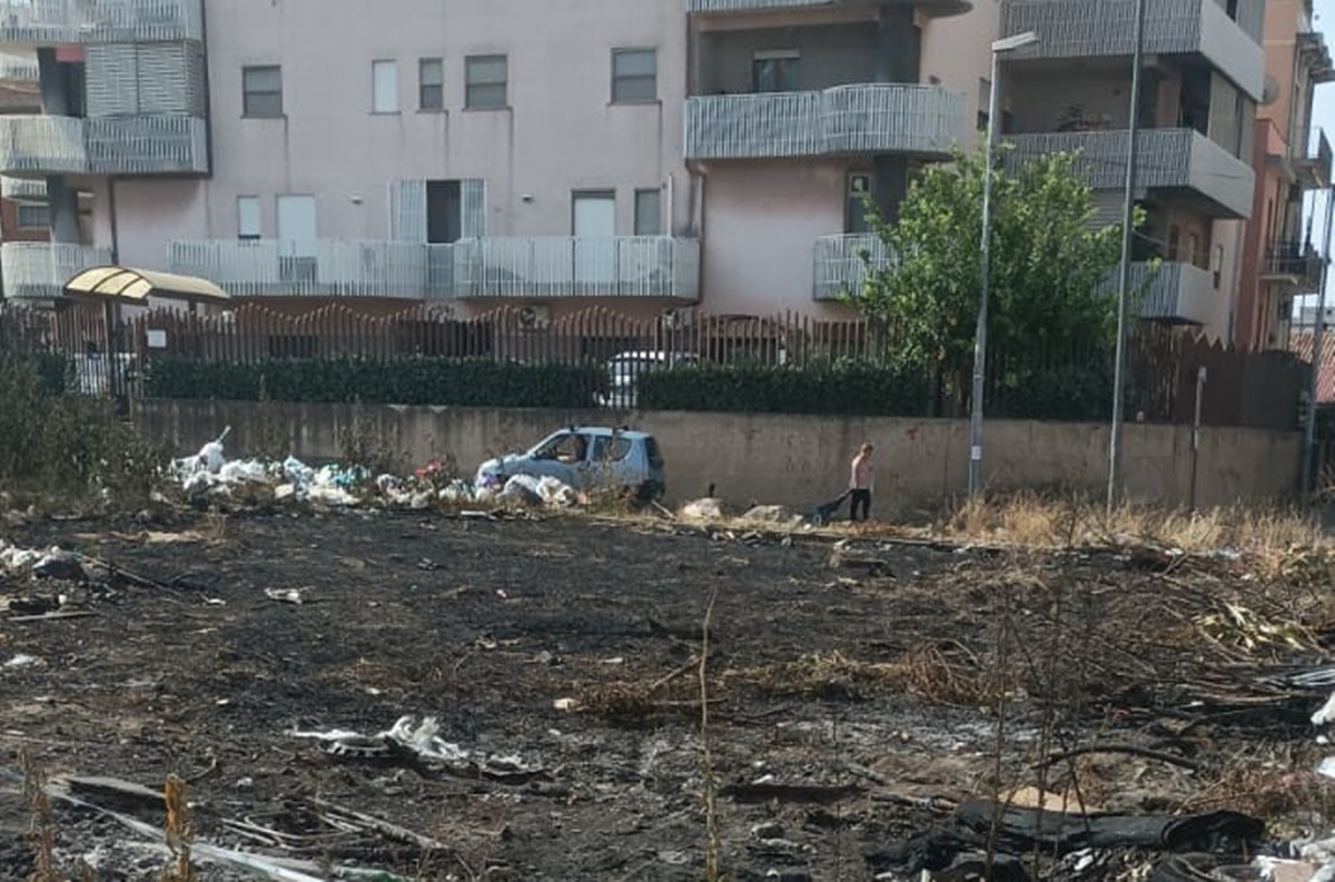 Reggio, roghi di rifiuti anche al Rione Marconi: le preoccupazioni dei residenti – FOTO e VIDEO
