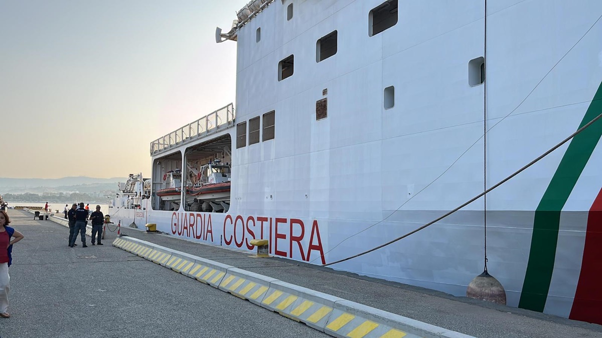 Reggio, in porto la nave Dattilo: sbarcheranno 550 migranti