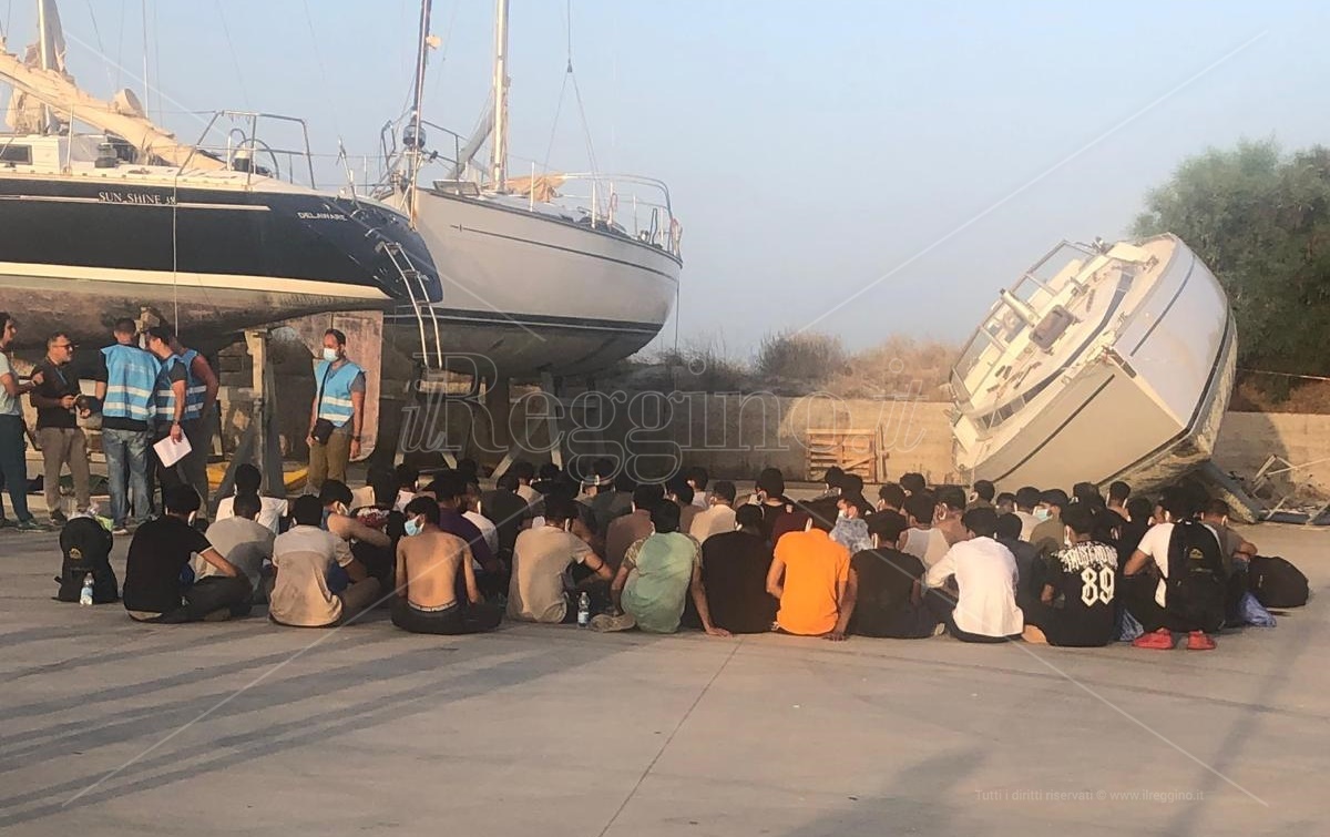 Roccella, secondo sbarco in due giorni: soccorsi 70 migranti