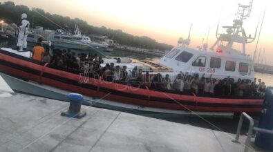 Migranti, ancora sbarchi nella Locride: soccorse a Roccella Jonica 75 persone