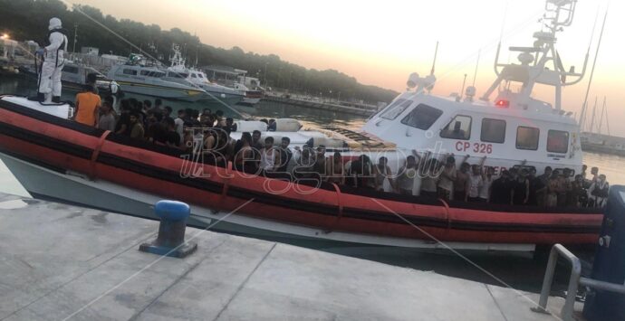 Migranti, ancora sbarchi nella Locride: soccorse a Roccella Jonica 75 persone