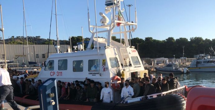 Roccella, giunti al porto 96 migranti soccorsi in mare