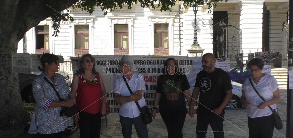 Reggio, protestano in solitaria due coniugi del rione Marconi: «Non ci lasciate soli, siamo stanchi» – VIDEO