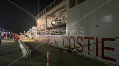 Sbarco notturno a Reggio per 470 migranti, accoglienza macchiata dalle solite criticità