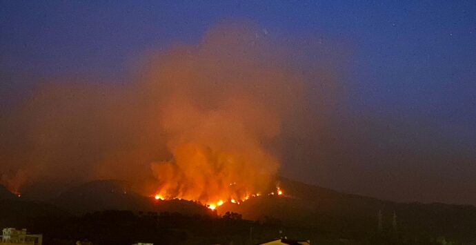 Emergenza incendi a Reggio, Cgil: «Vigili del fuoco,come ogni anno pochi, oberati di lavoro ed al limite di esaurimento fisico»