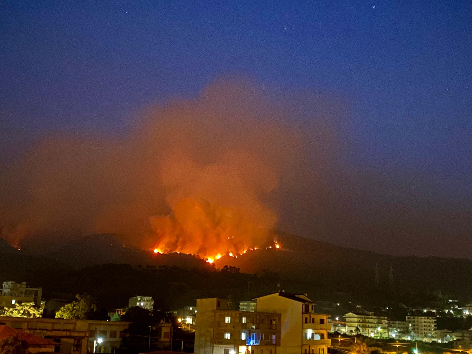 Emergenza incendi a Reggio, Cgil: «Vigili del fuoco,come ogni anno pochi, oberati di lavoro ed al limite di esaurimento fisico»