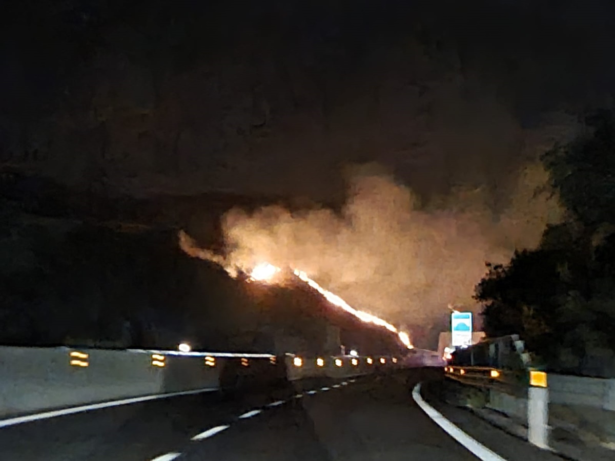 Inferno di fuoco tra Lazzaro e Melito, le fiamme avanzano: sfollate decine di famiglie – FOTOGALLERY